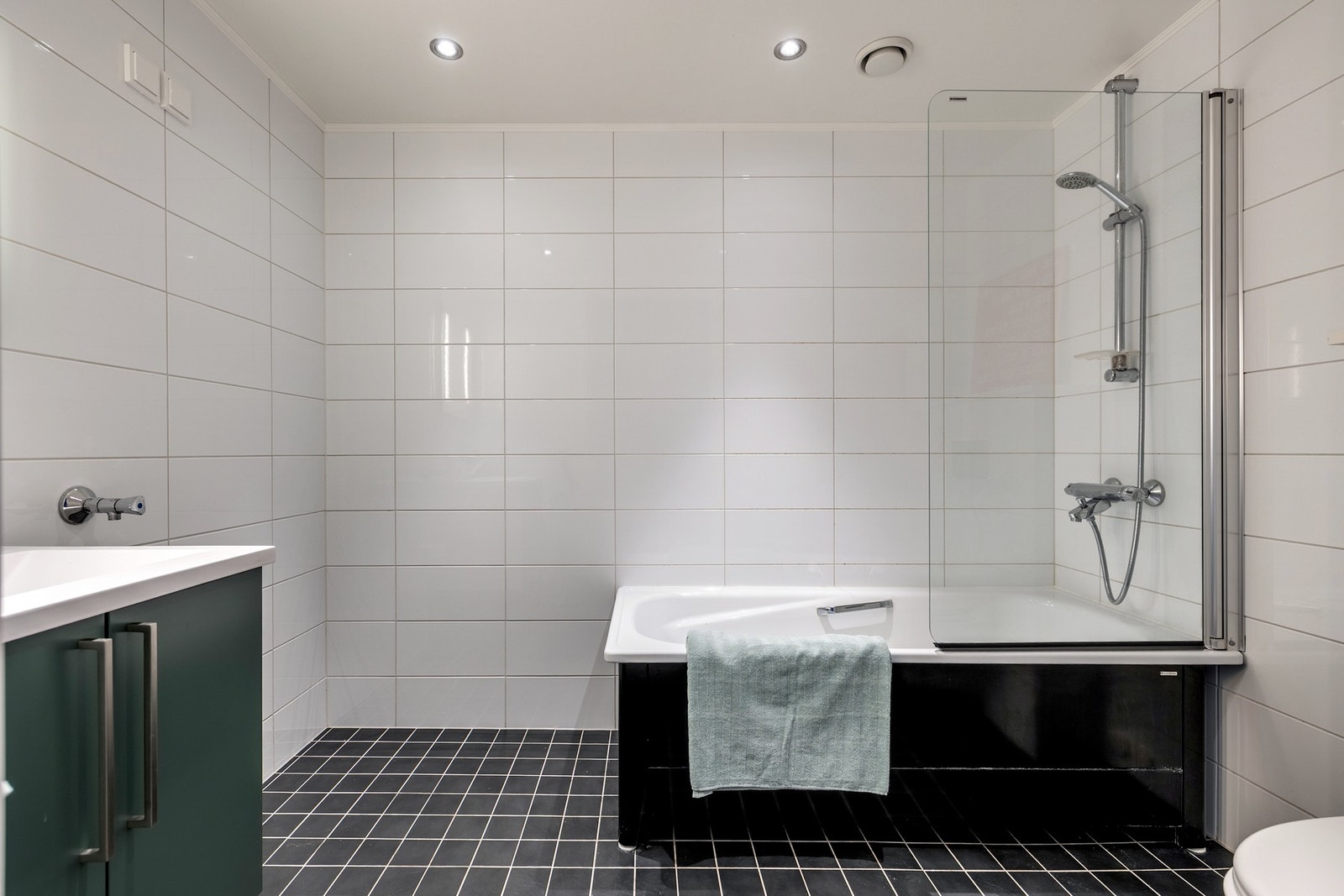 Badet er innredet med nedfelt servant, vegghengt toalett og badekar. Galleribilde