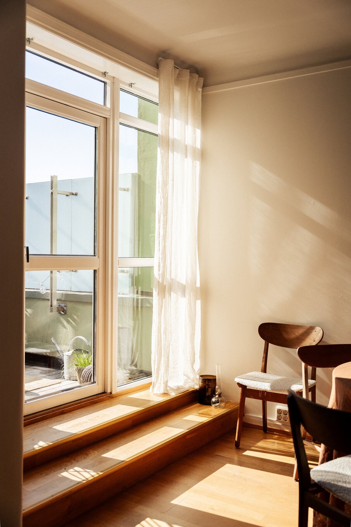 Store vinduer mot balkongen slipper inn mye dagslys. Galleribilde