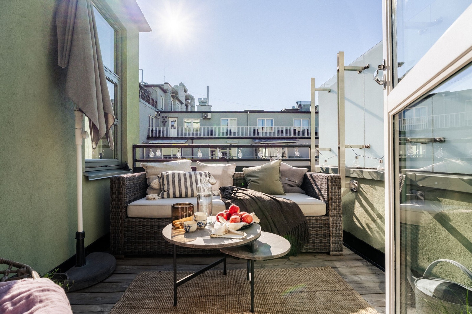 Stor solrik terrasse. Galleribilde