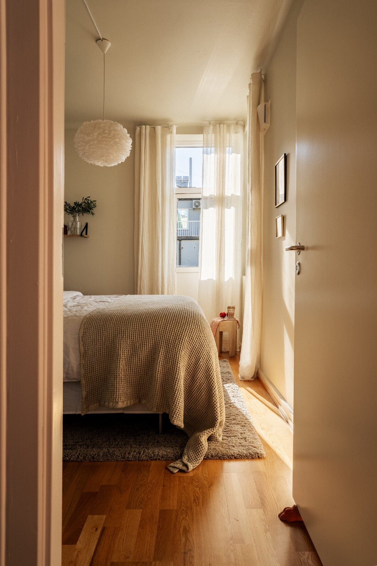 Soverommet ligger avskjermet fra stuen, har dempede og varme veggtoner. Galleribilde