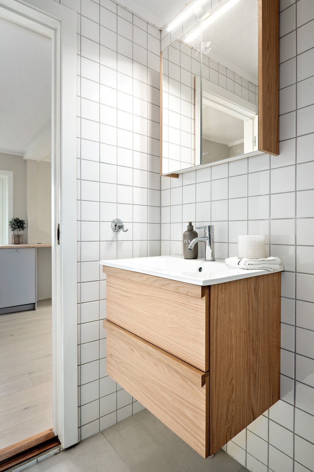 Flott servant med underskap i tidsriktig design. Galleribilde