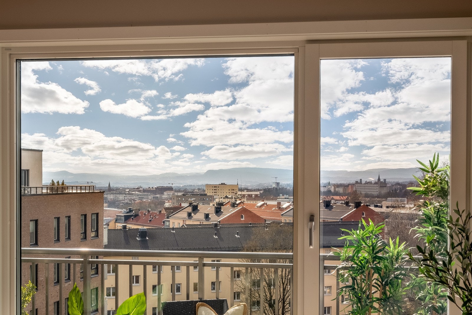 På varme sommerdager glir steget naturlig ut på den solfylte balkongen - oppleves som en forlengelse av stuen Galleribilde