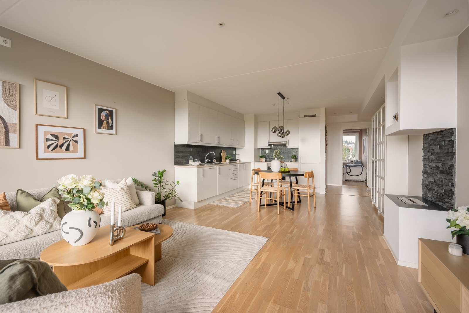 Den store og sosiale stuen kan enkelt deles opp i soner, med egen sone til stort spisestuebord, samt en hyggelig stuedel hvor det kan møbleres med stor sofaseksjon med tilhørende møblement Galleribilde
