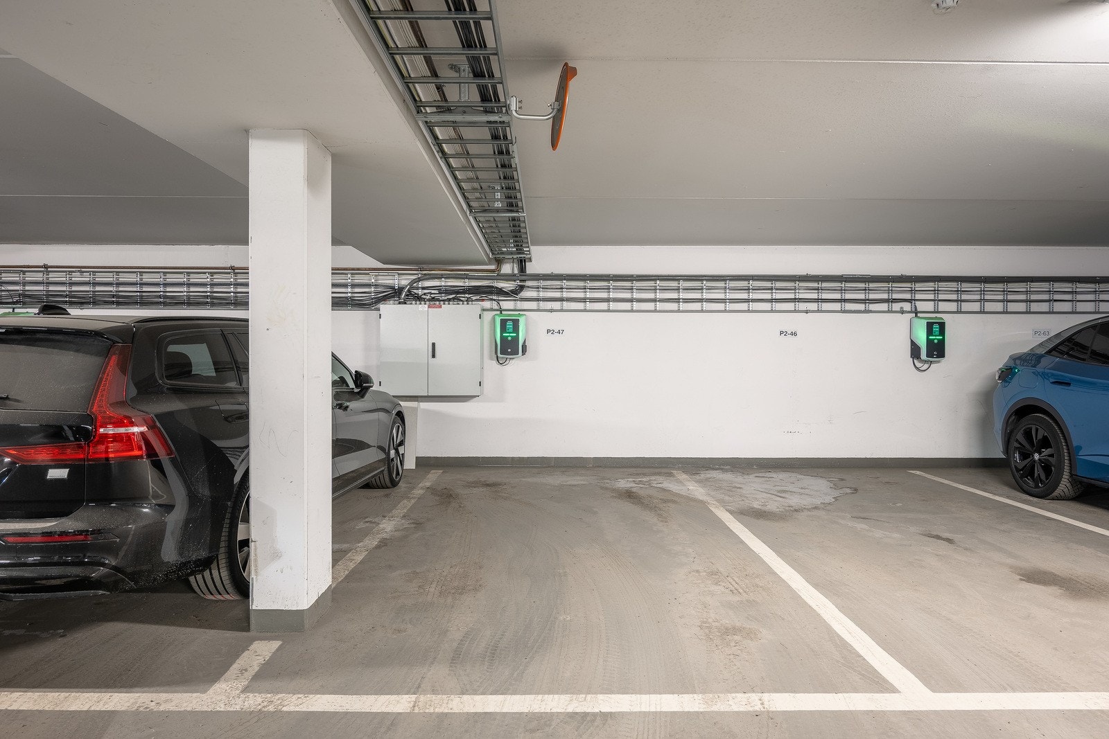 Ta heisen rett ned til kjelleranlegget hvor man har egen garasjeplass med lader for elbil Galleribilde