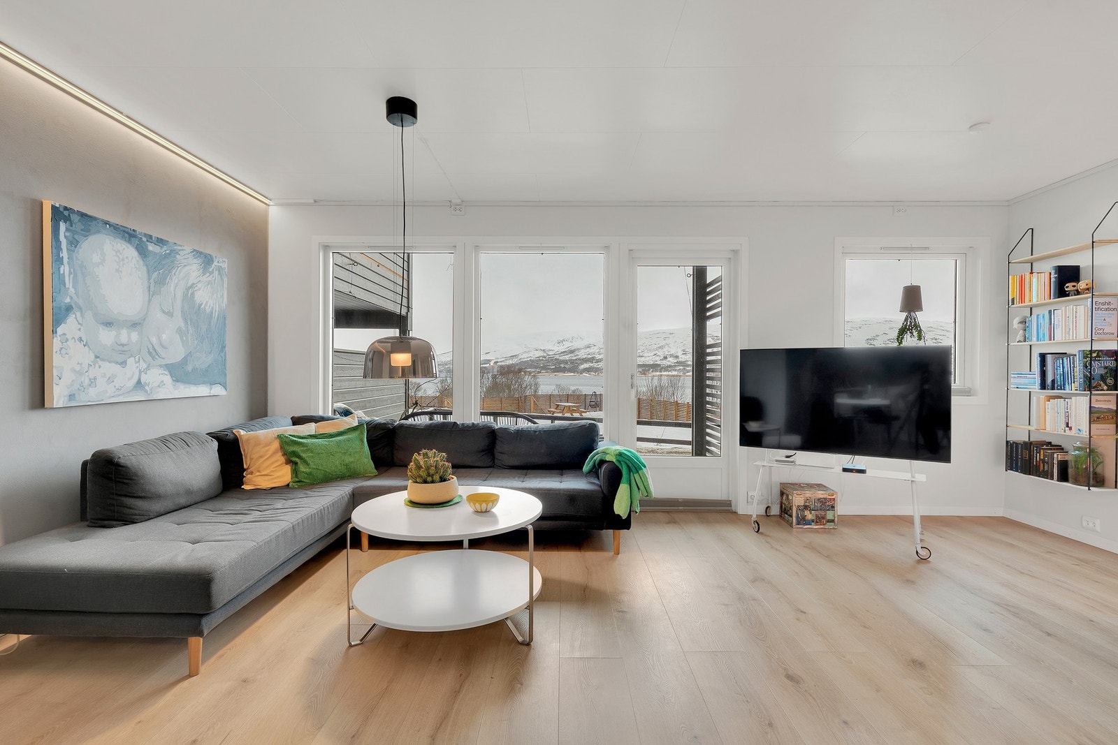 Det er utgang til terrassen fra stuen. Galleribilde