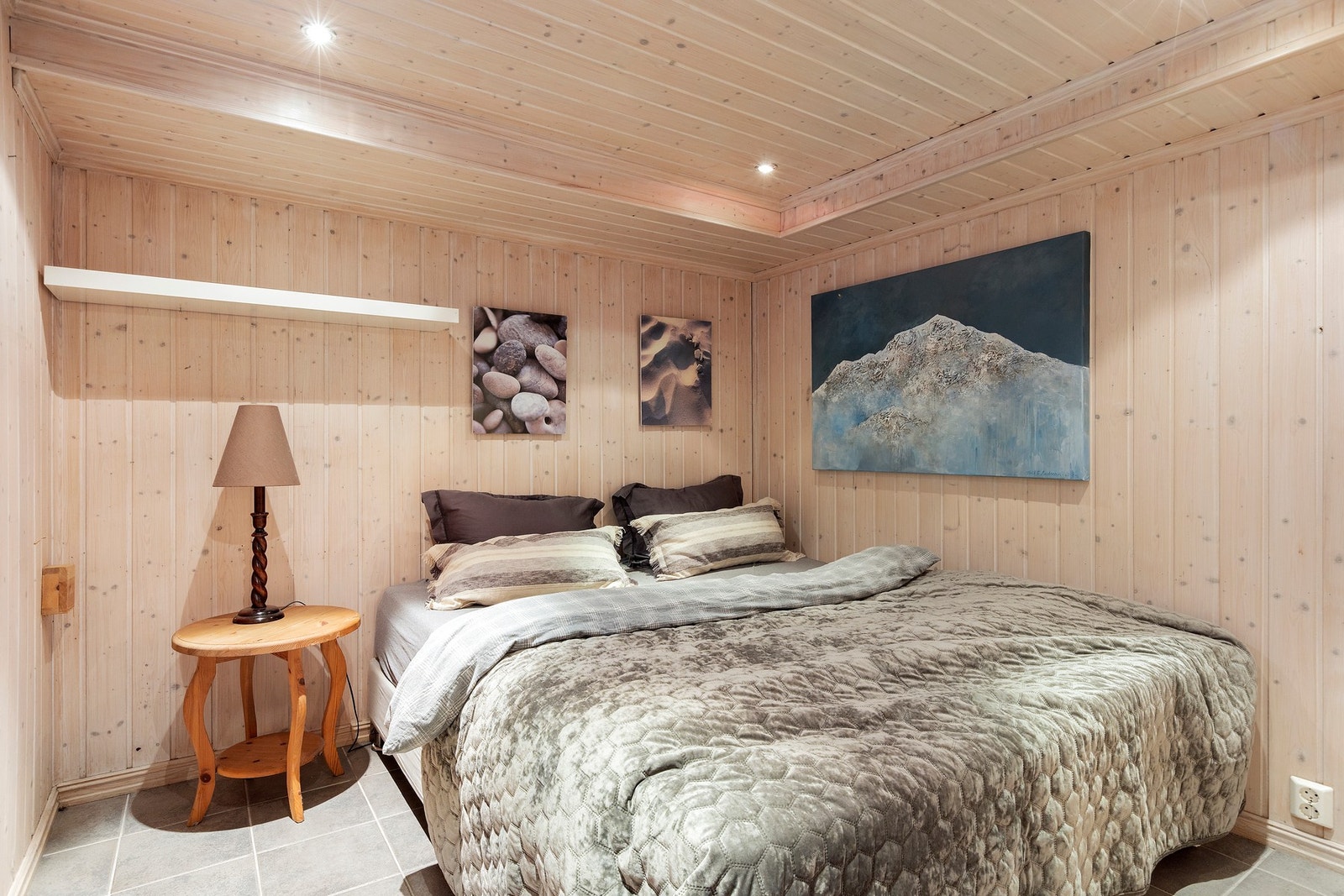 Fellesarealer i kjelleren består av hall/trapperom, rom benyttet som soverom/bod og vaskerom, resterende arealer i kjeller disponeres av seksjon 1 (1.etasje). Galleribilde