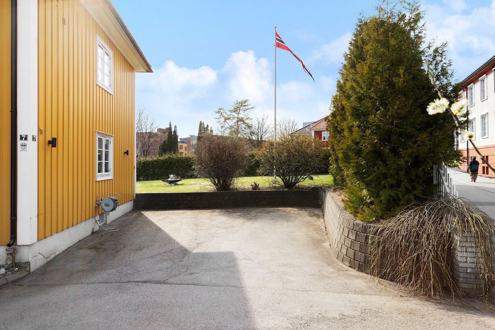 Gårdsplassen er avsatt til fellesareal. hver bolig har 2 parkeringsplasser hver, 1 garasjeplass og 1 biloppstillingsplass. Galleribilde