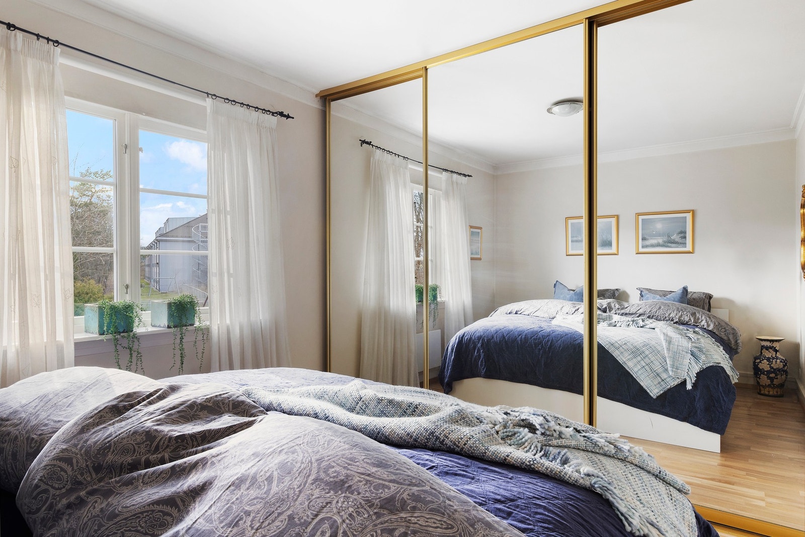 Hovedsoverom med skyvedørsgarderobe. Galleribilde