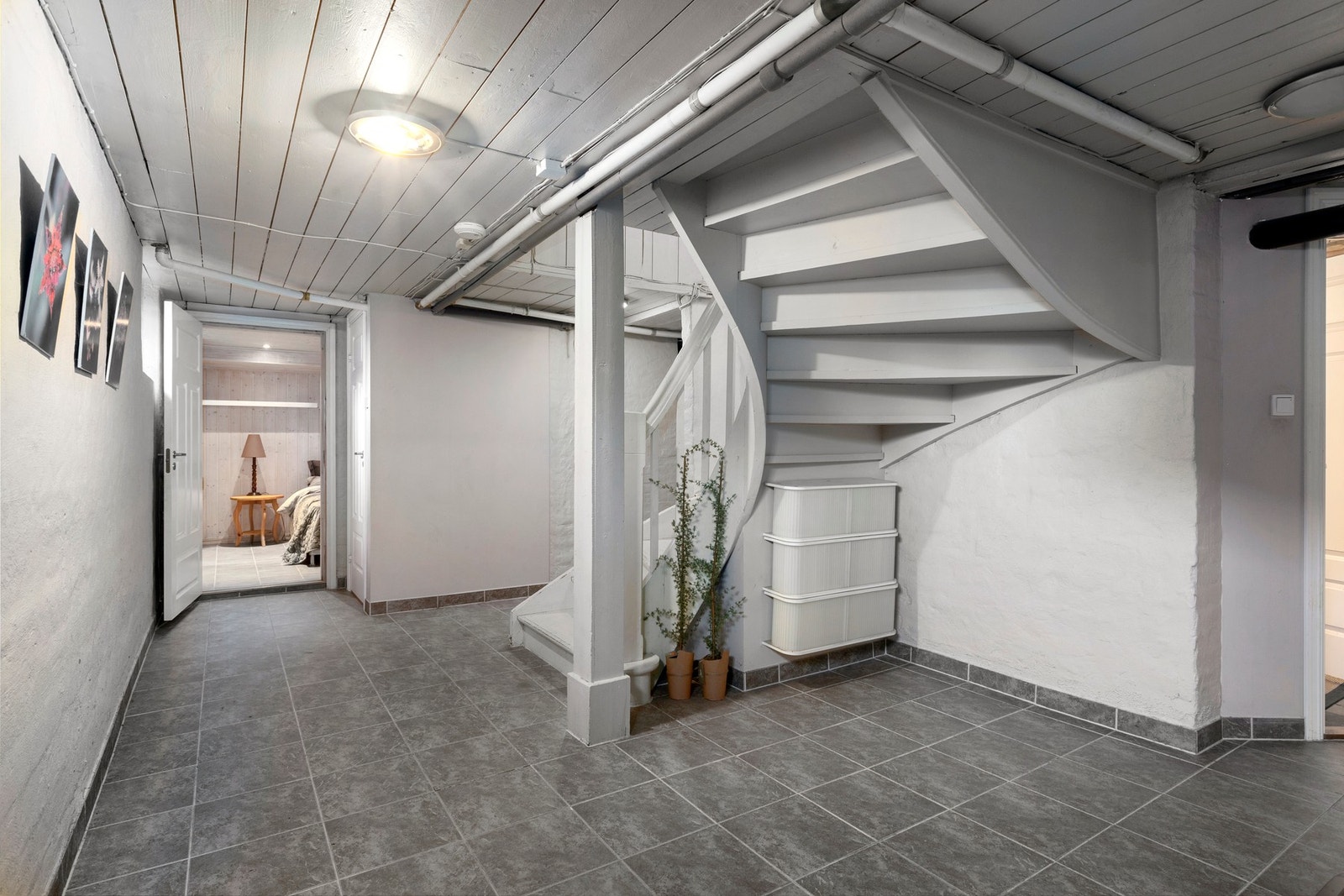 Fellesarealer i kjelleren består av hall/trapperom, rom benyttet som soverom/bod og vaskerom, resterende arealer i kjeller disponeres av seksjon 1 (1.etasje). Galleribilde
