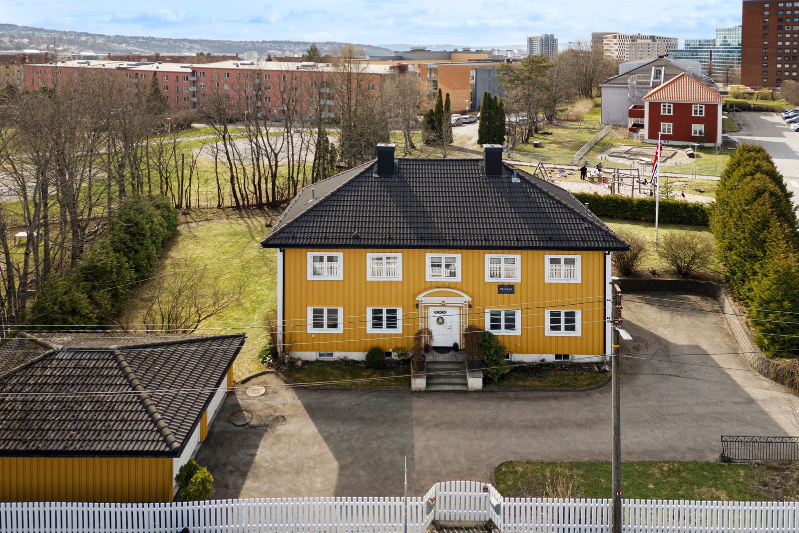 Boligen ble opprinnelig ført opp som en lærerbolig. Tegnet av arkitekt Harald Bødtker, kommunearkitekt i Aker. Galleribilde