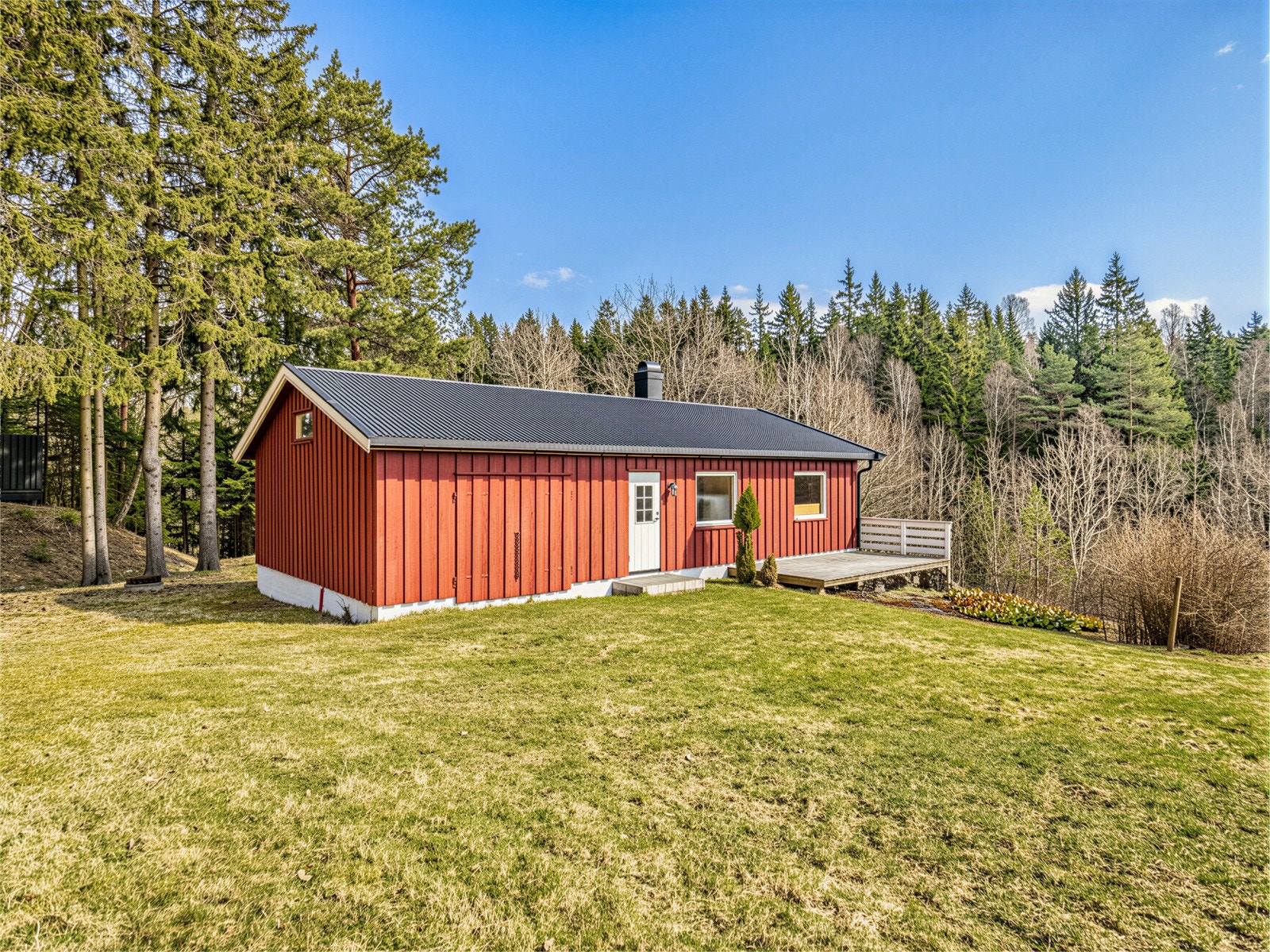 Det lille huset har terrasse utenfor og er innredet til hobbyvirksomhet. Galleribilde