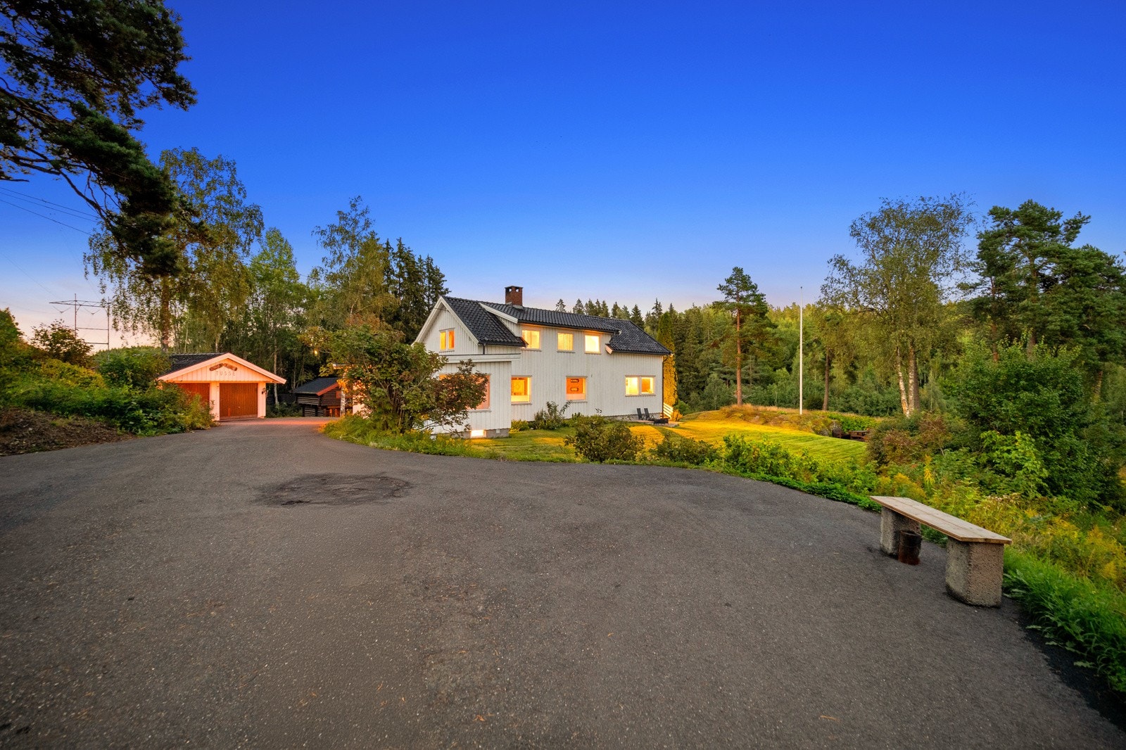 I tillegg til boligen er tomten bebygd med dobbelgarasje, utebod, stabbur og et mindre hus. Galleribilde