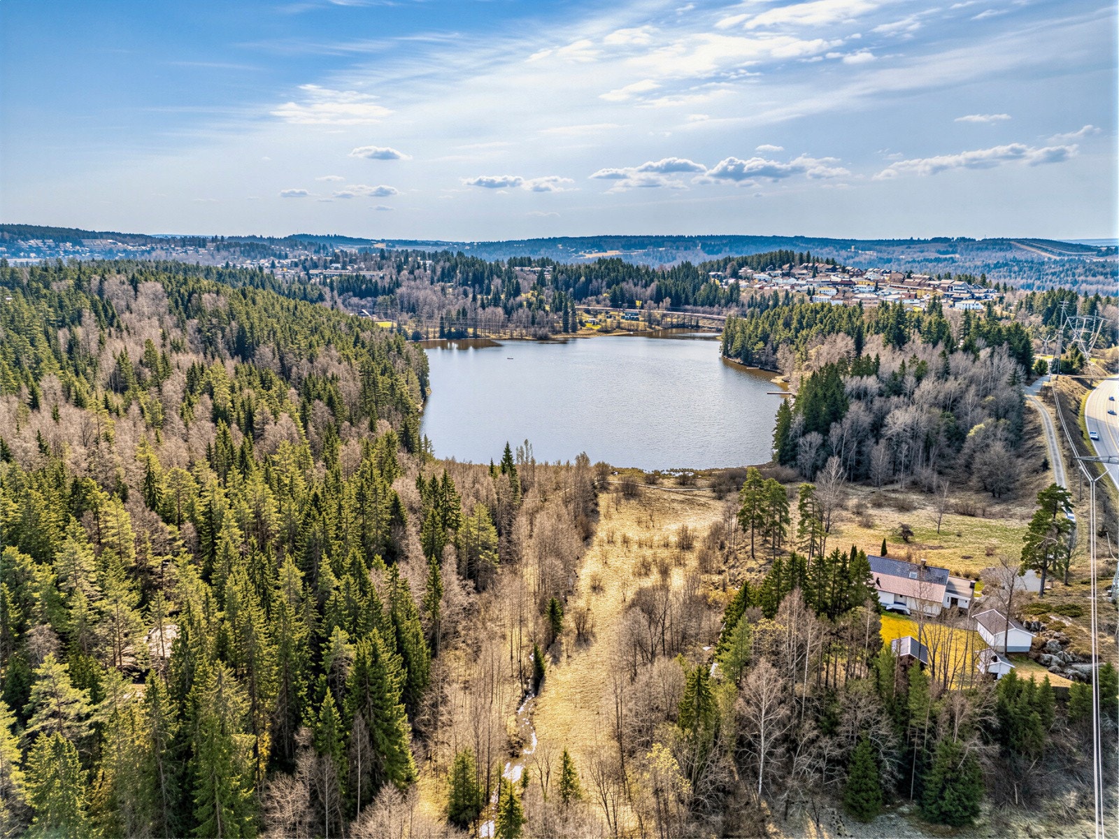 Det er få minutter å gå ned til Tussetjernet hvor man kan ta en avkjølende dukkert. Galleribilde