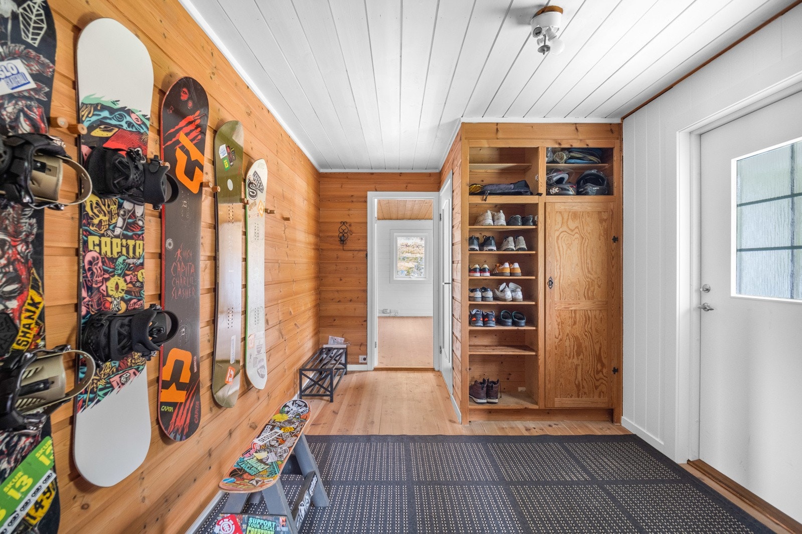 Entreen er tilknyttet et soverom og en gang. Galleribilde