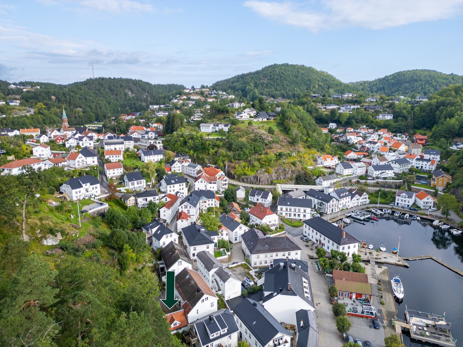 Leiligheten ligger i påbygget til Holgata 3 og består av to plan, uten naboer over/under etasjene. Galleribilde