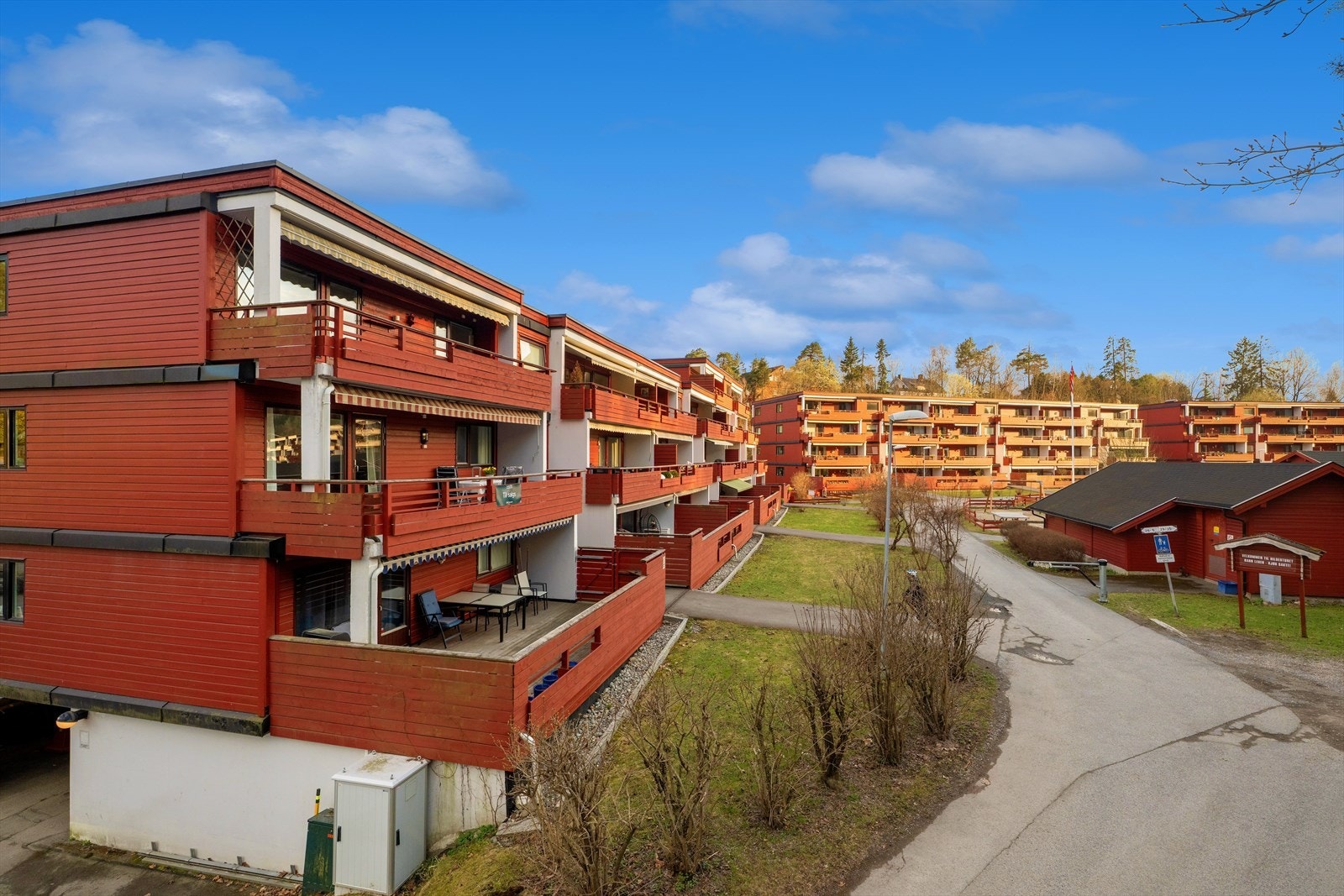 Hildertunet ligger i et veletablert område med kort vei til både Vestmarka med skiløyper og turstier og sjøen med båthavn og badeplasser. Galleribilde