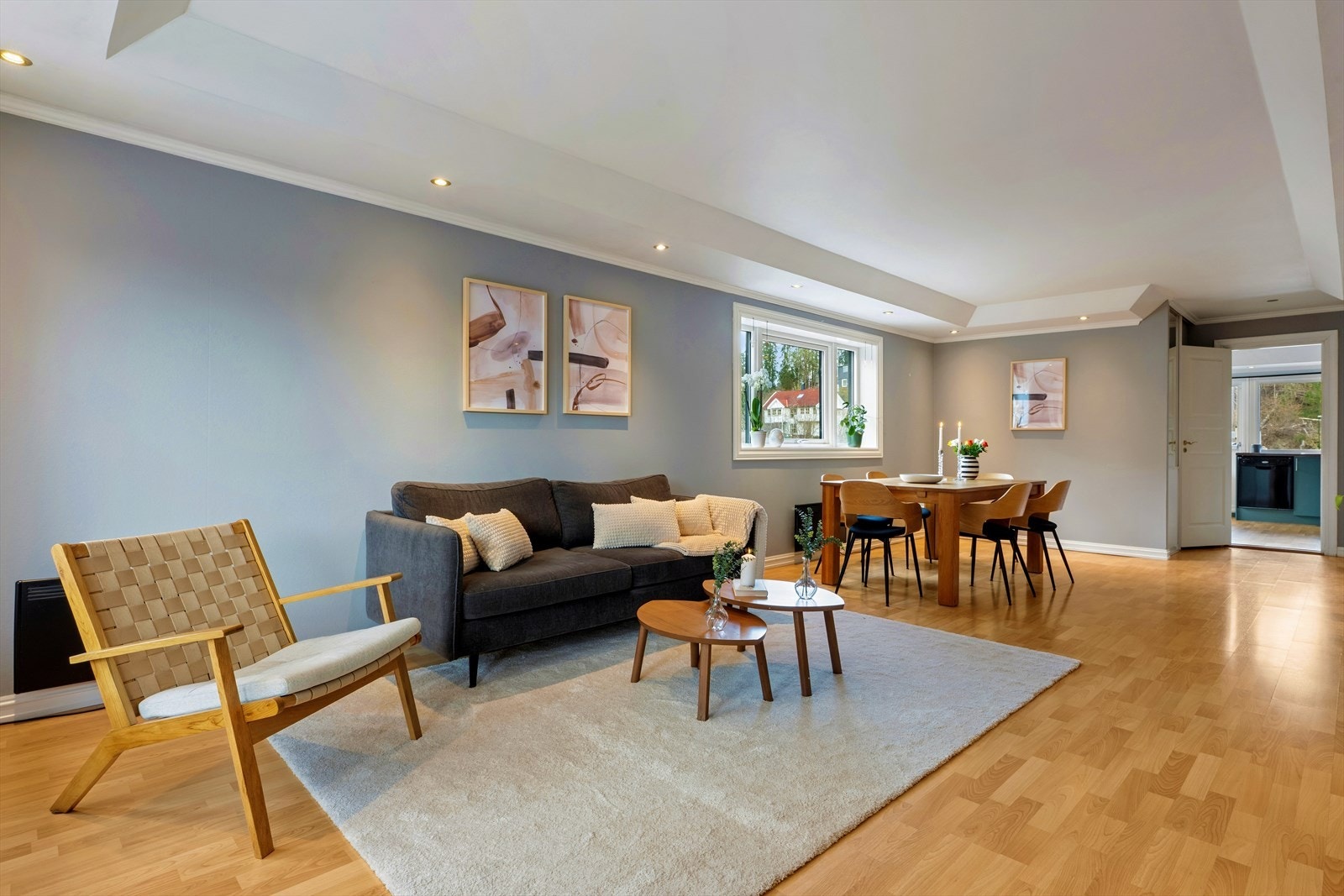 Leiligheten fremstår som tiltalende med downlights og et moderne fargevalg Galleribilde