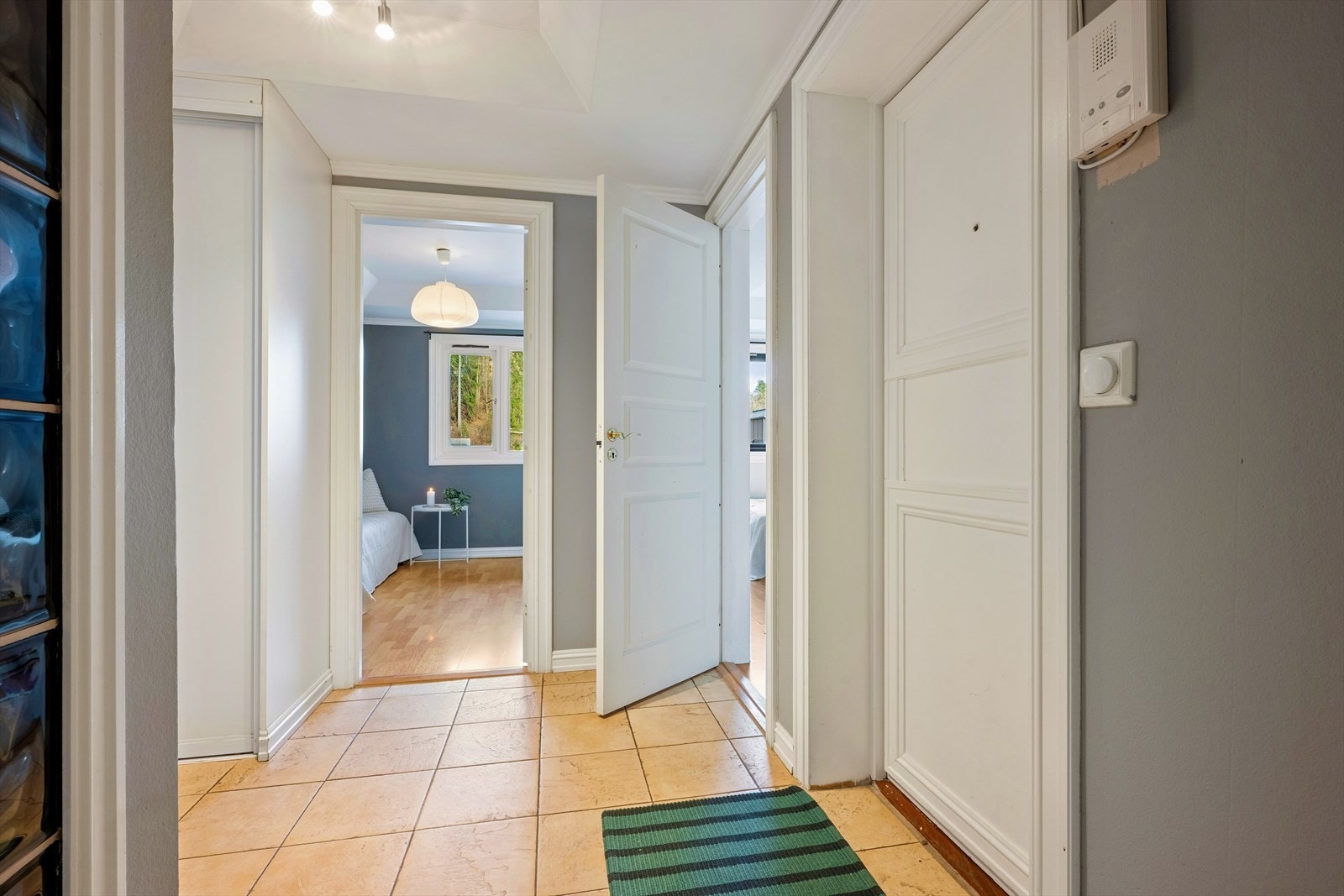Lys og romslig entré med god plass til garderobeløsning, sko og oppbevaring. Galleribilde