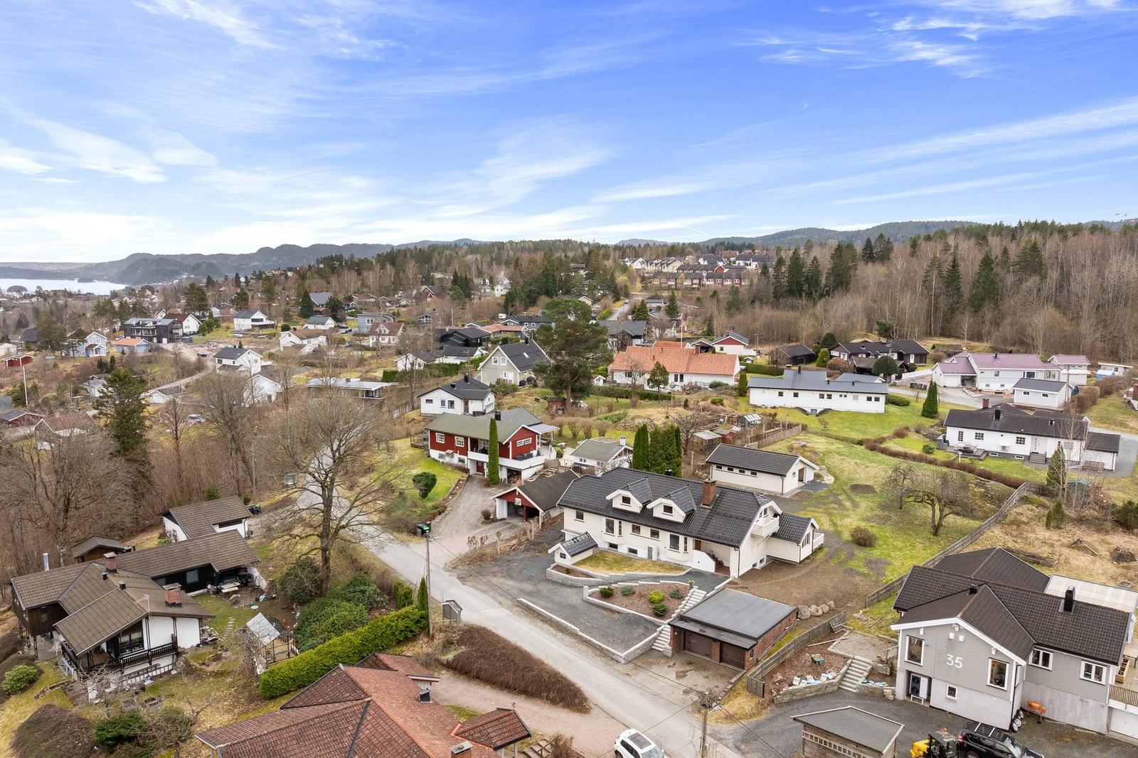 Fra boligen er det kun en liten sykkeltur ned til sjøen og fine turstier som fører deg til badestrender og båthavn Galleribilde