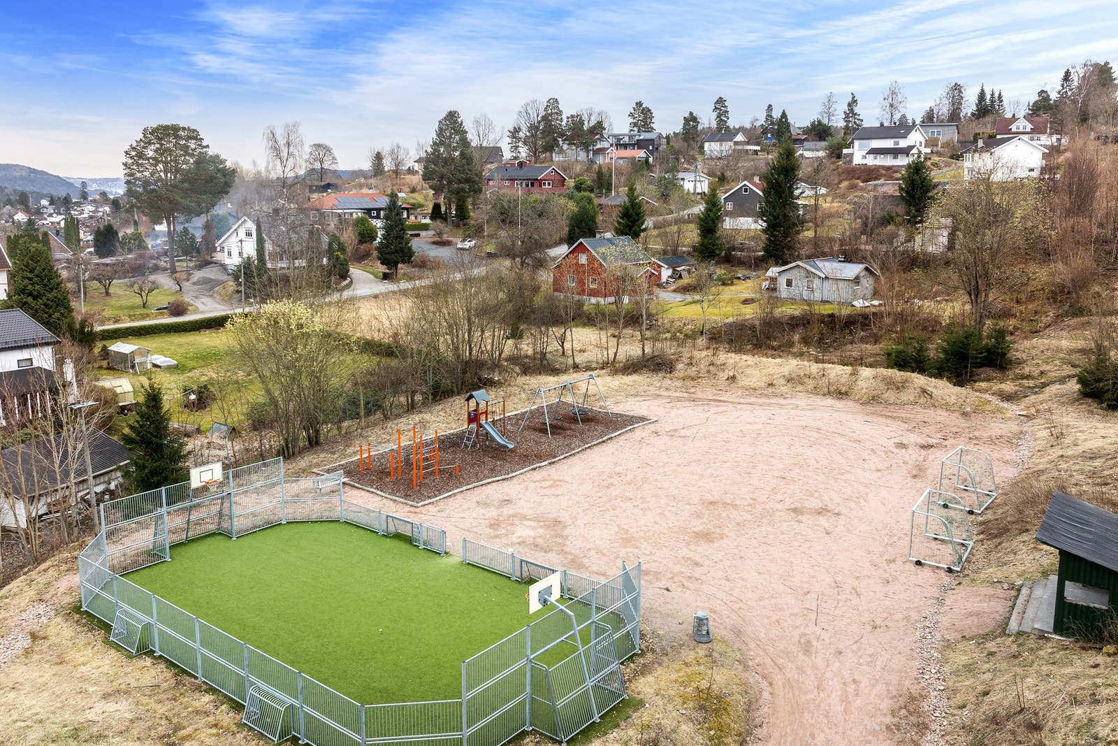 Rett i nærheten finner man en flott lekeplass med balbinge, grusbane og lekeapparater Galleribilde