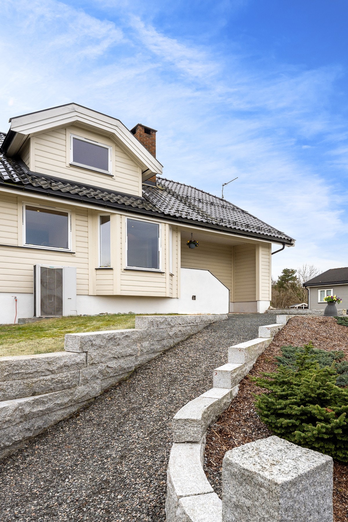 Flott opparbeidet med beplanting, gressplen og kantstein. Galleribilde