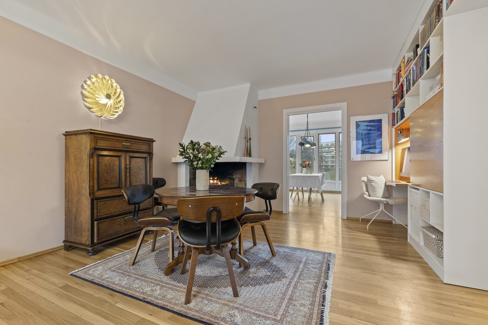 Leiligheten har en gjennomgående planløsning med store vindusflater på begge sider som gir godt med lysinnslipp. Galleribilde