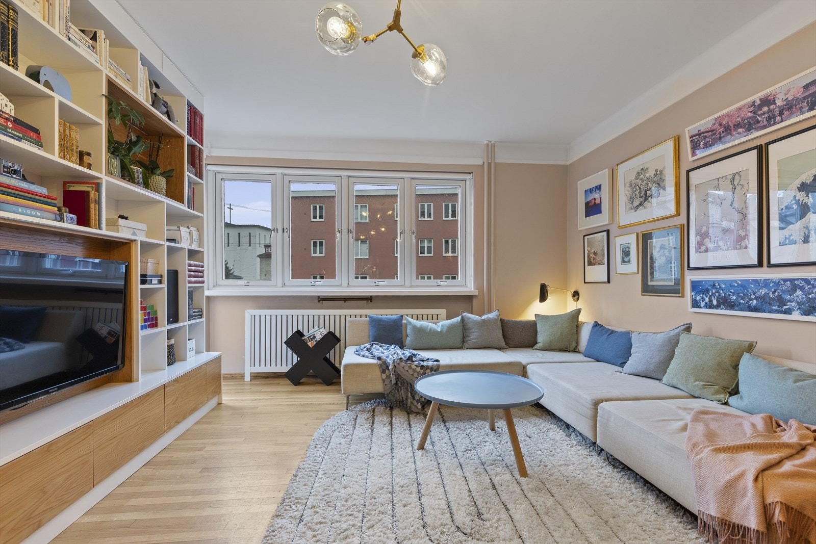 Fra stuen har man tilgang til en rolig sydvestvendt balkong med plass til spisebord. Galleribilde