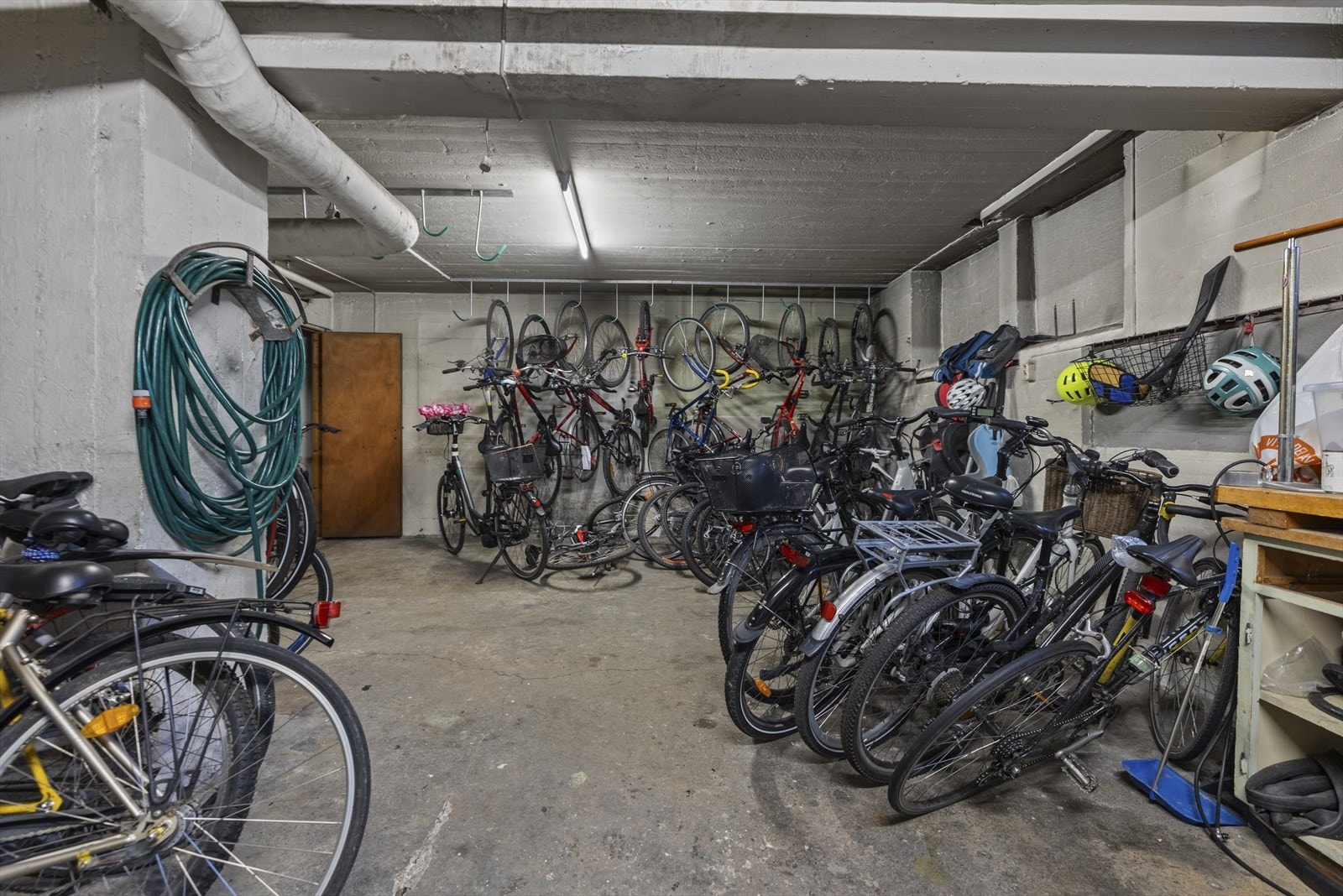 Felles sykkelbod i kjeller. Galleribilde