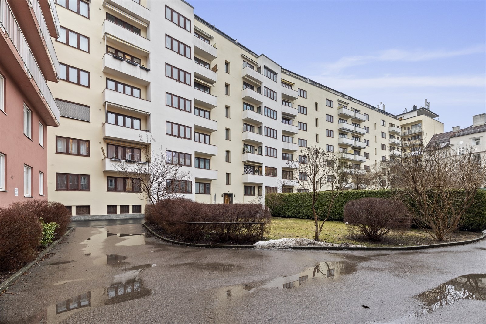 Leiligheten ligger tilbaketrukket fra Kirkeveien. Galleribilde