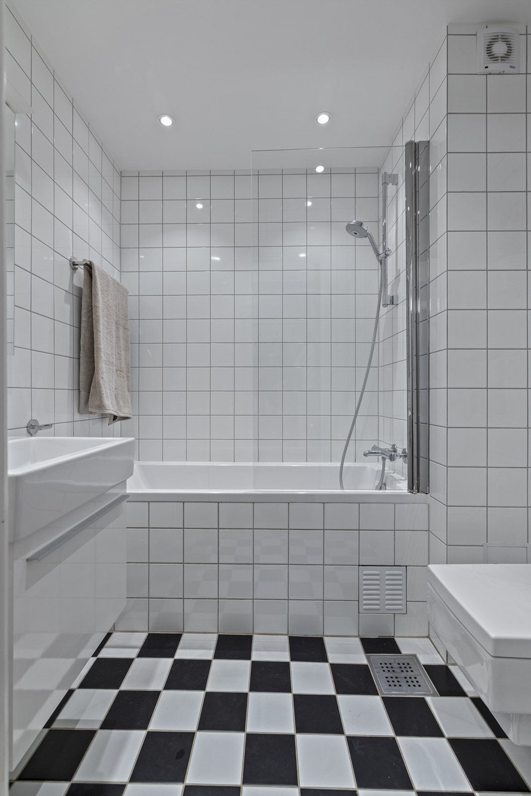 Fliser på vegger og malt himling med downlights. Galleribilde