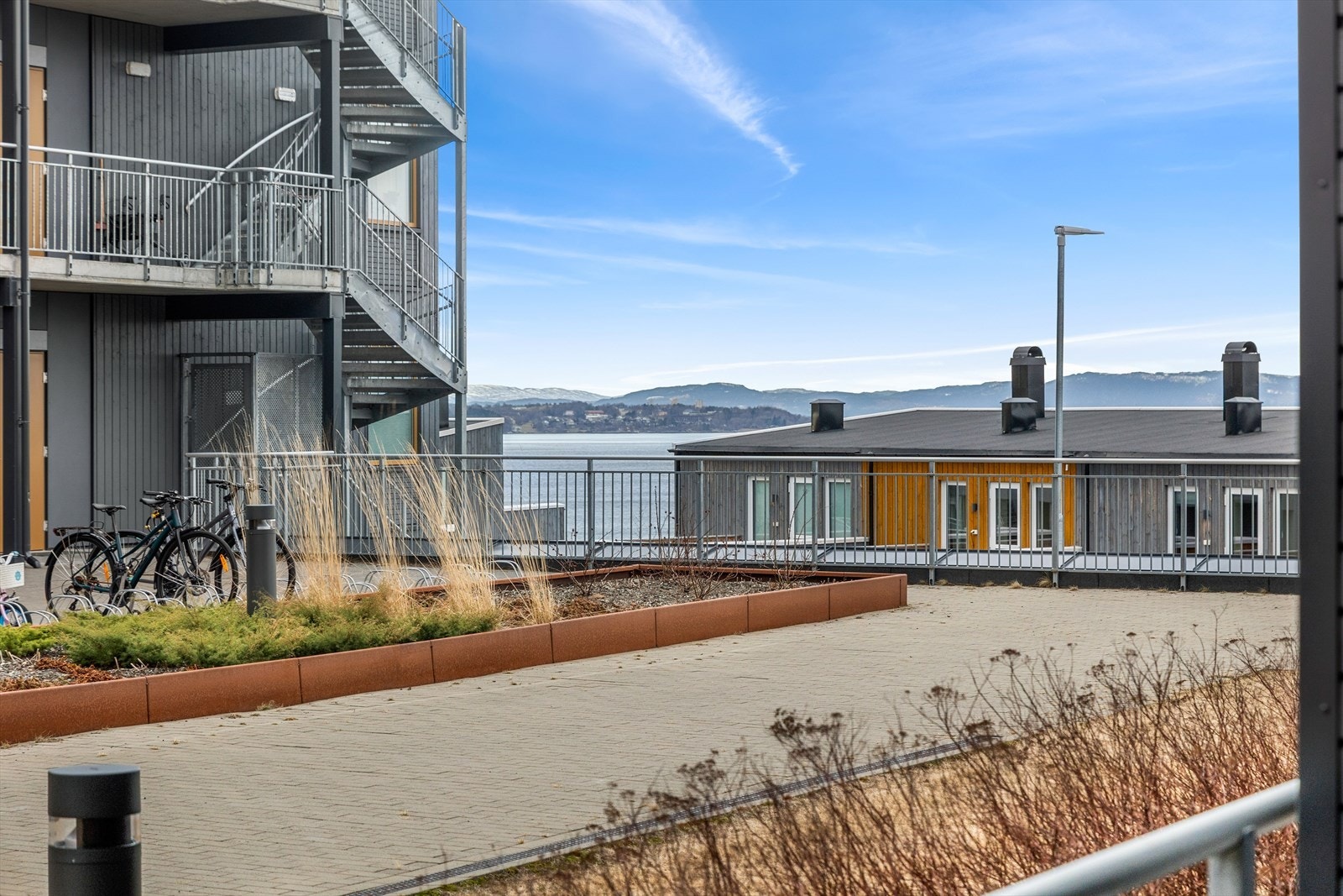 Leiligheten sto ferdig i 2023 og byr på en rekke moderne kvaliteter som balansert ventilasjon, vannbåren gulvvarme og parkeringsplass med enkel adkomst ved heis. Galleribilde