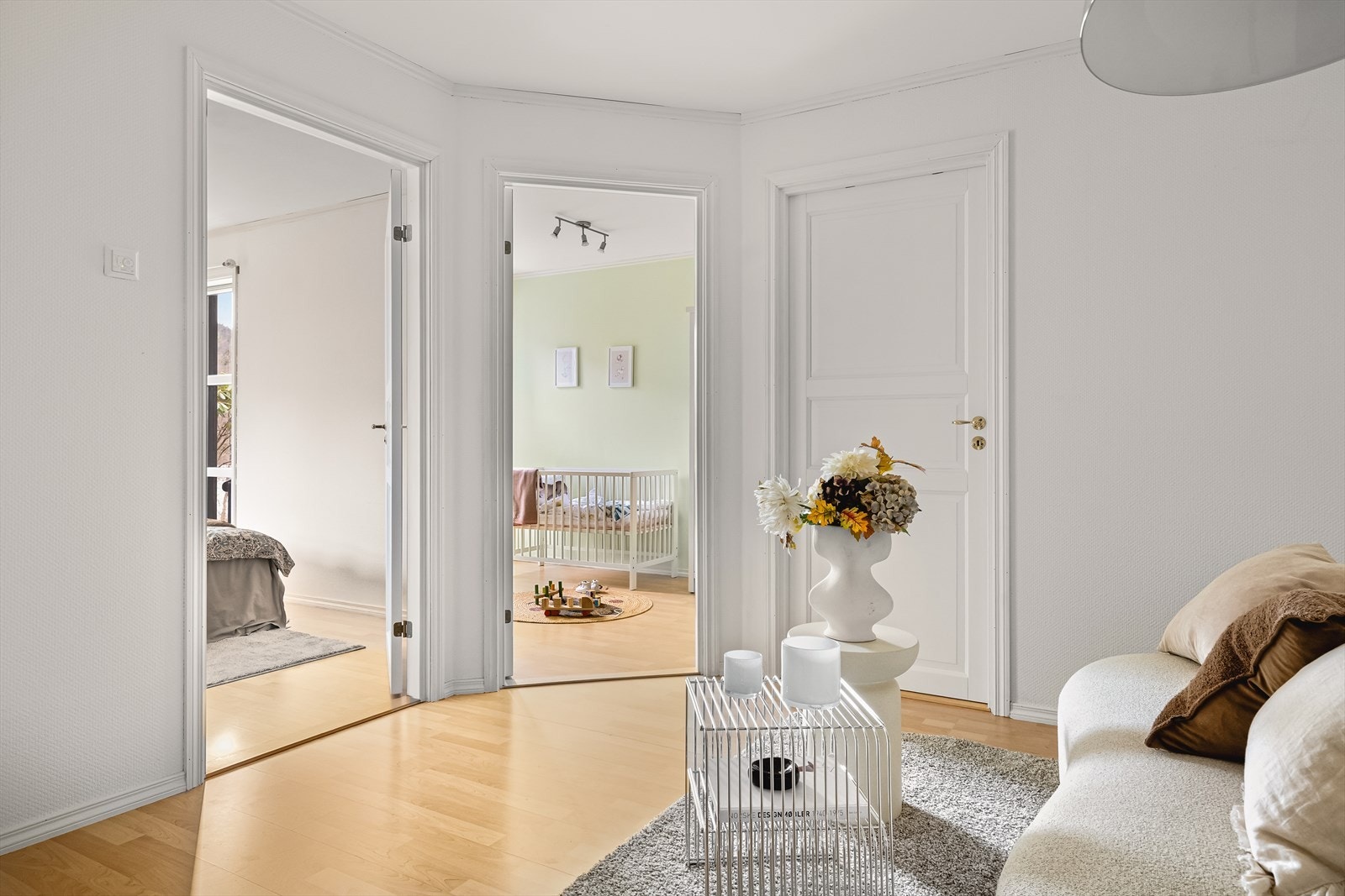 - I mellomgangen har man god plass til ytterligere oppbevaring om man har behov for det - Galleribilde