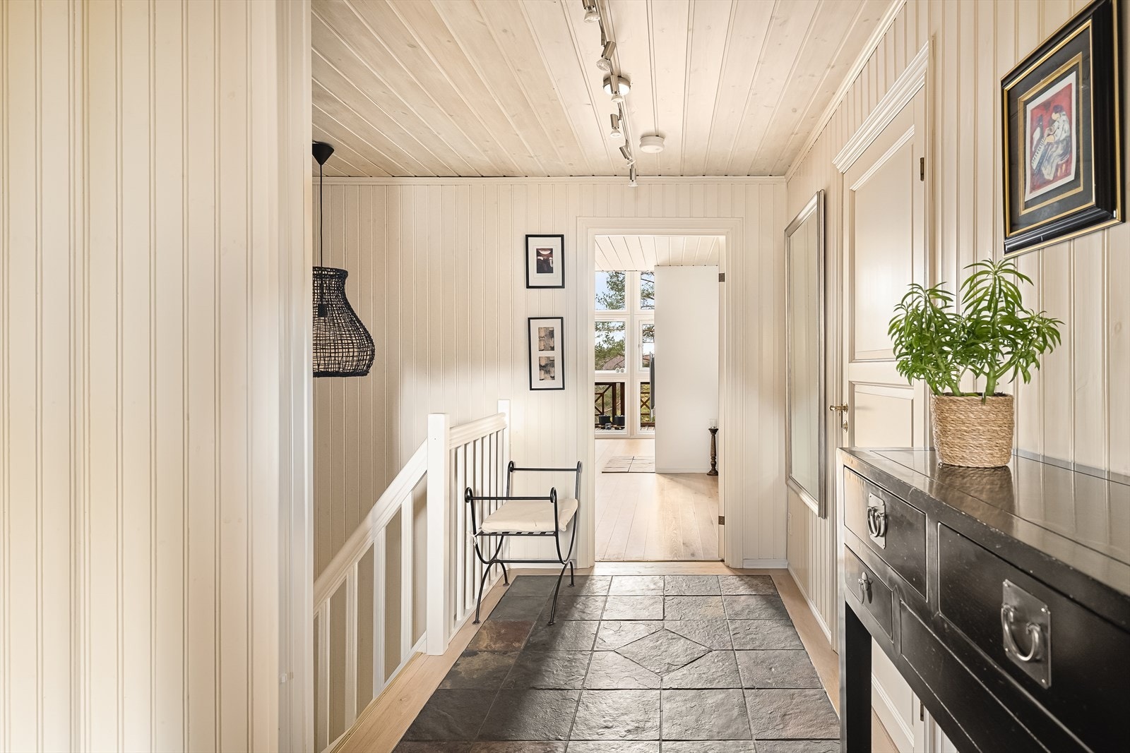 - Du blir ønsket velkommen inn i en romslig hall på 13,8 m² - Galleribilde