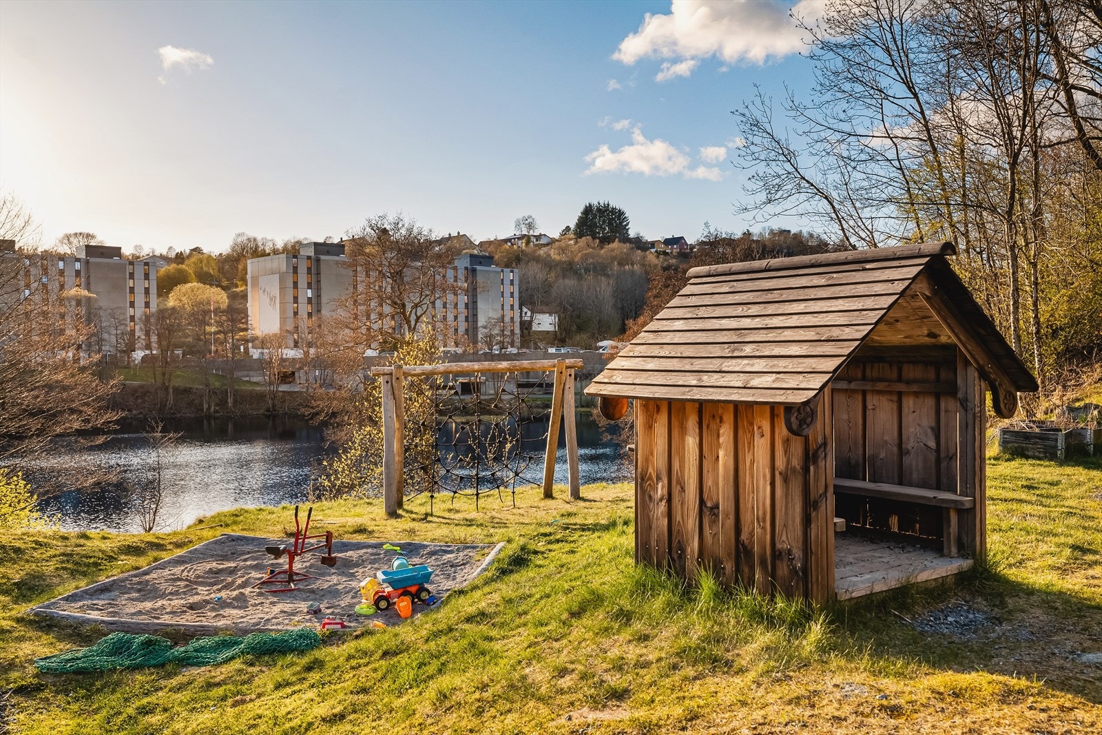 - Felles lekeplass rett nedenfor boligen - Galleribilde