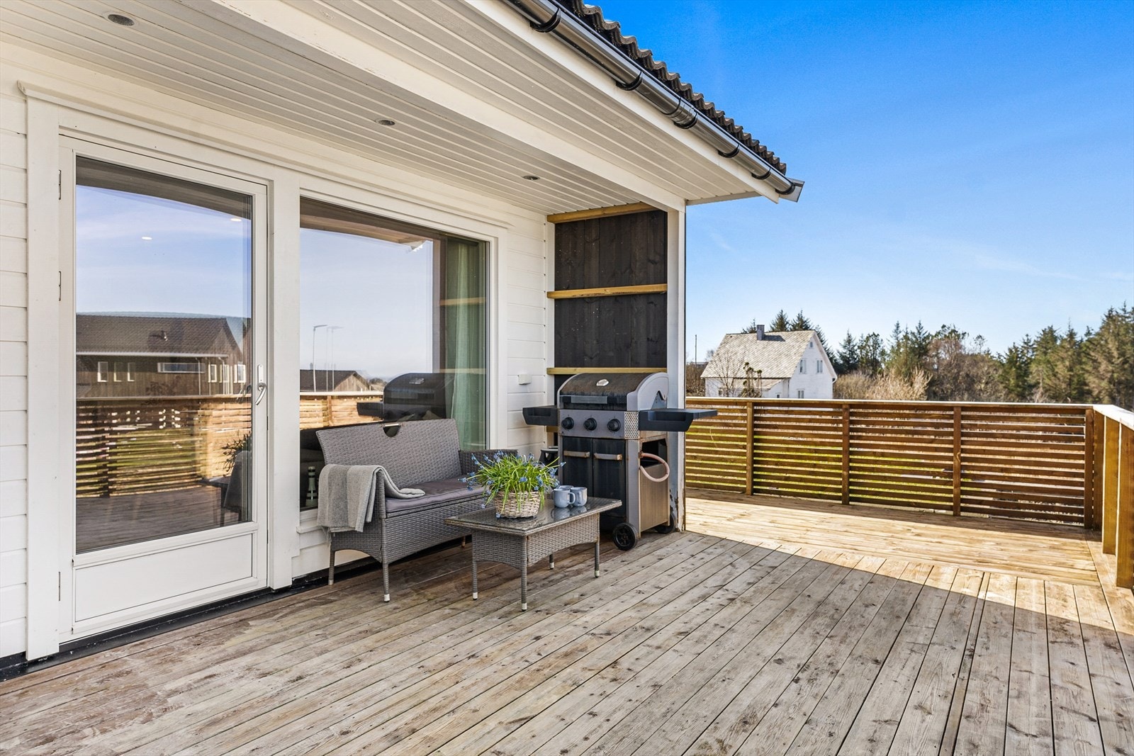 Stor terrasse med tilkomst fra stue Galleribilde