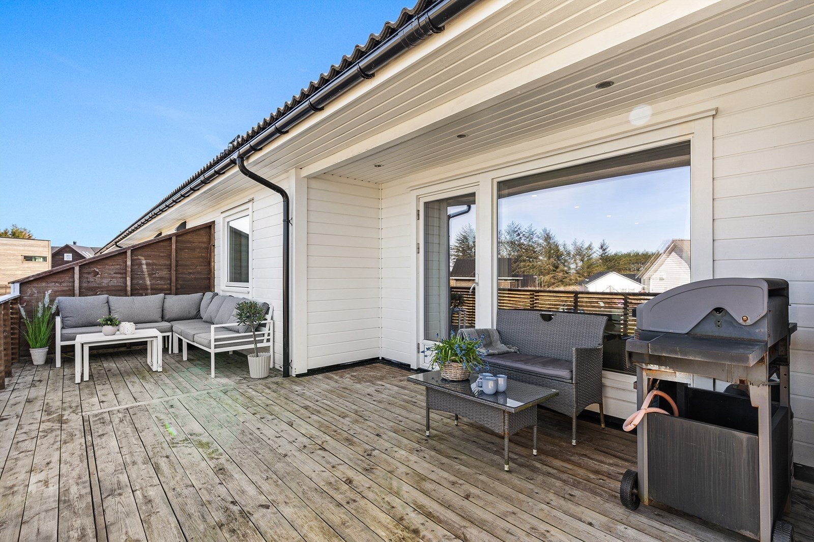 Romslig terrasse med plass til flere sittegrupper Galleribilde