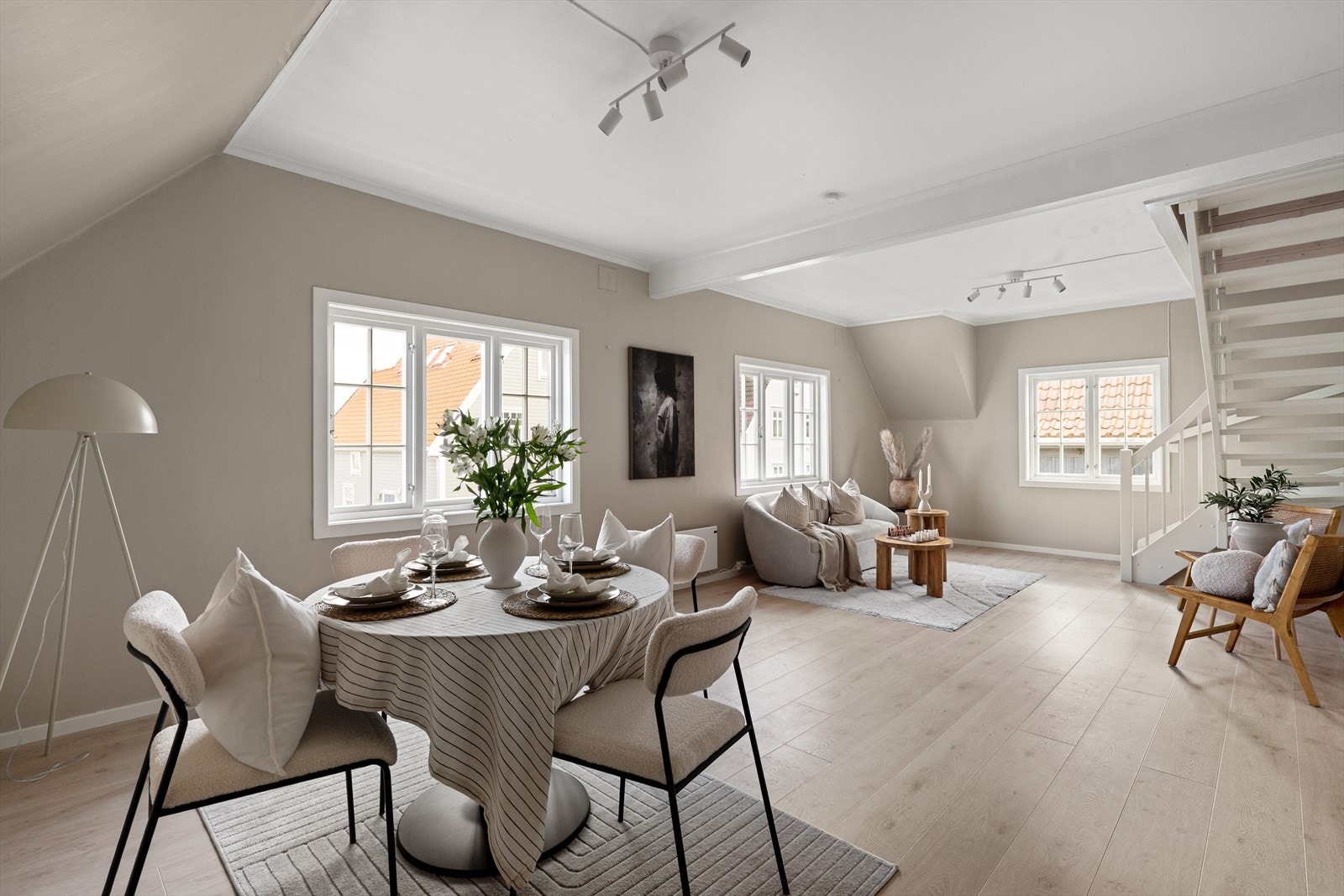 Stuen har lyse og fine fargetoner med flere store vindusflater som lyser opp leiligheten. Galleribilde