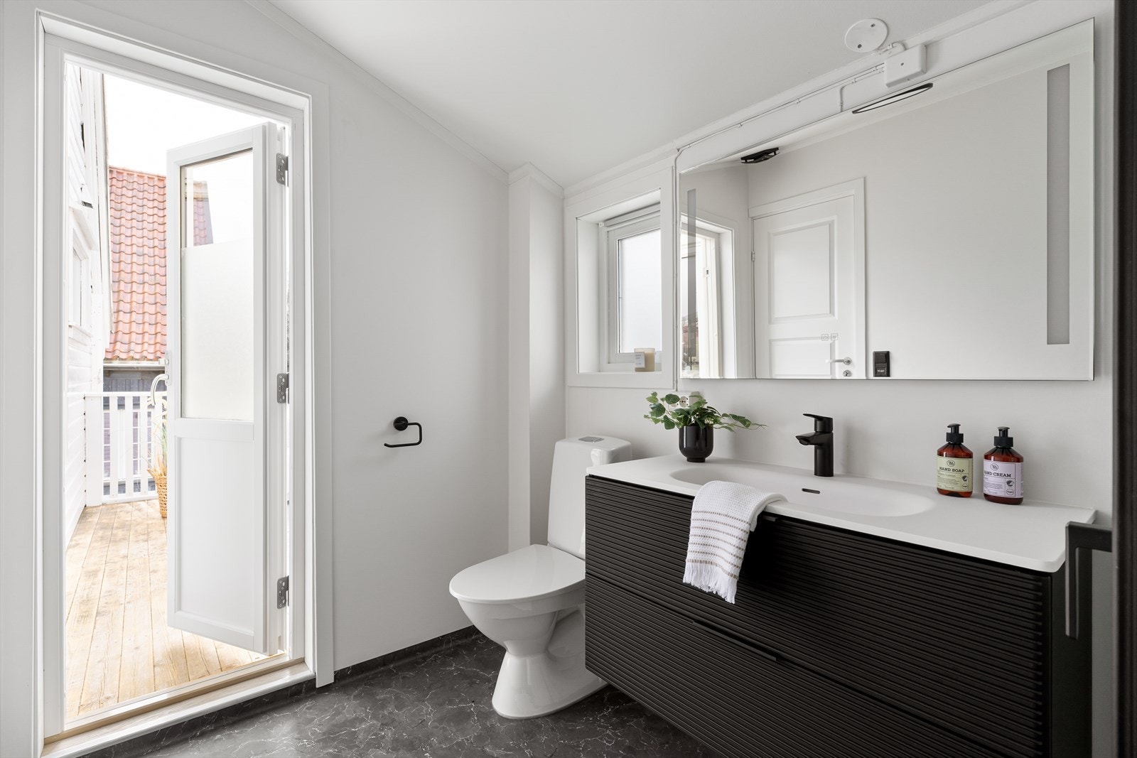 Fra badet er det utgang til balkong. Galleribilde
