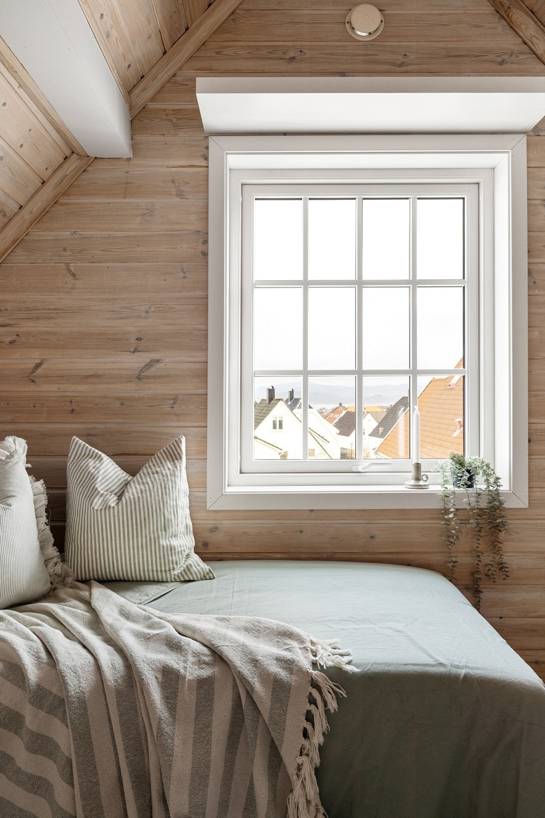 I loftsetasjen finner man to gode soverom som egner seg perfekt som gjesterom, barnerom eller hjemmekontor. Galleribilde