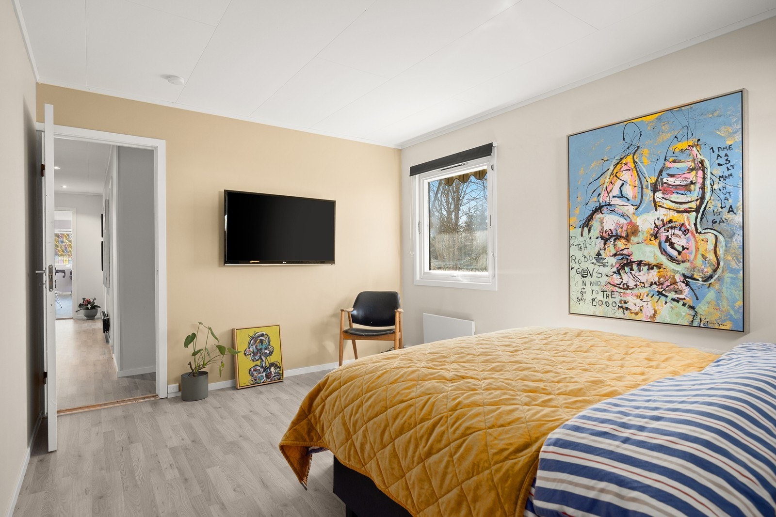 Alle 4 soverommene har laminatgulv og malte vegger. 3 av soverommene har LED downlights i tak Galleribilde