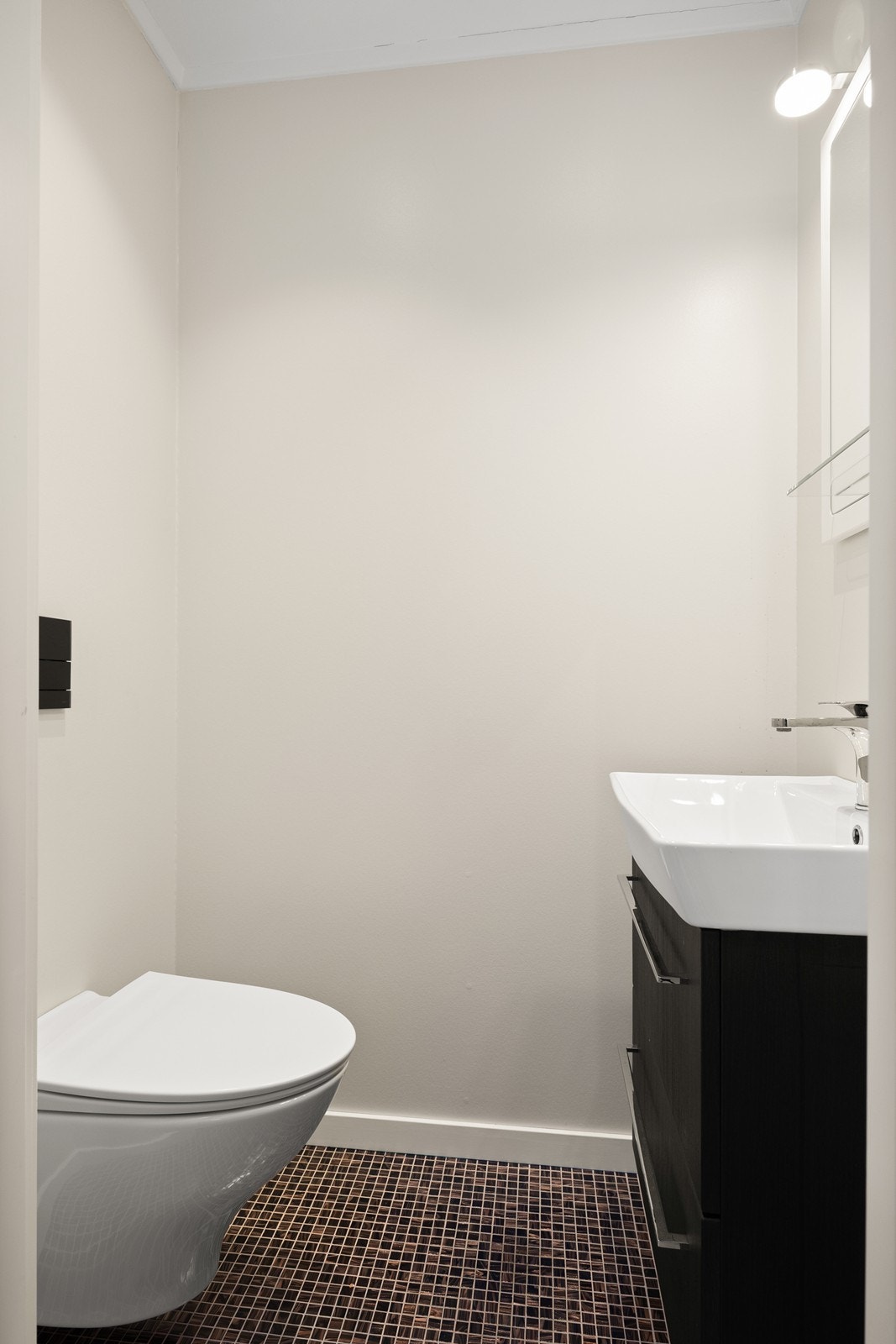 Wc totalrenovert i 2017 og har fliser på gulv med varmekabler og malte vegger. LED downlights i tak. Veggmontert wc Galleribilde