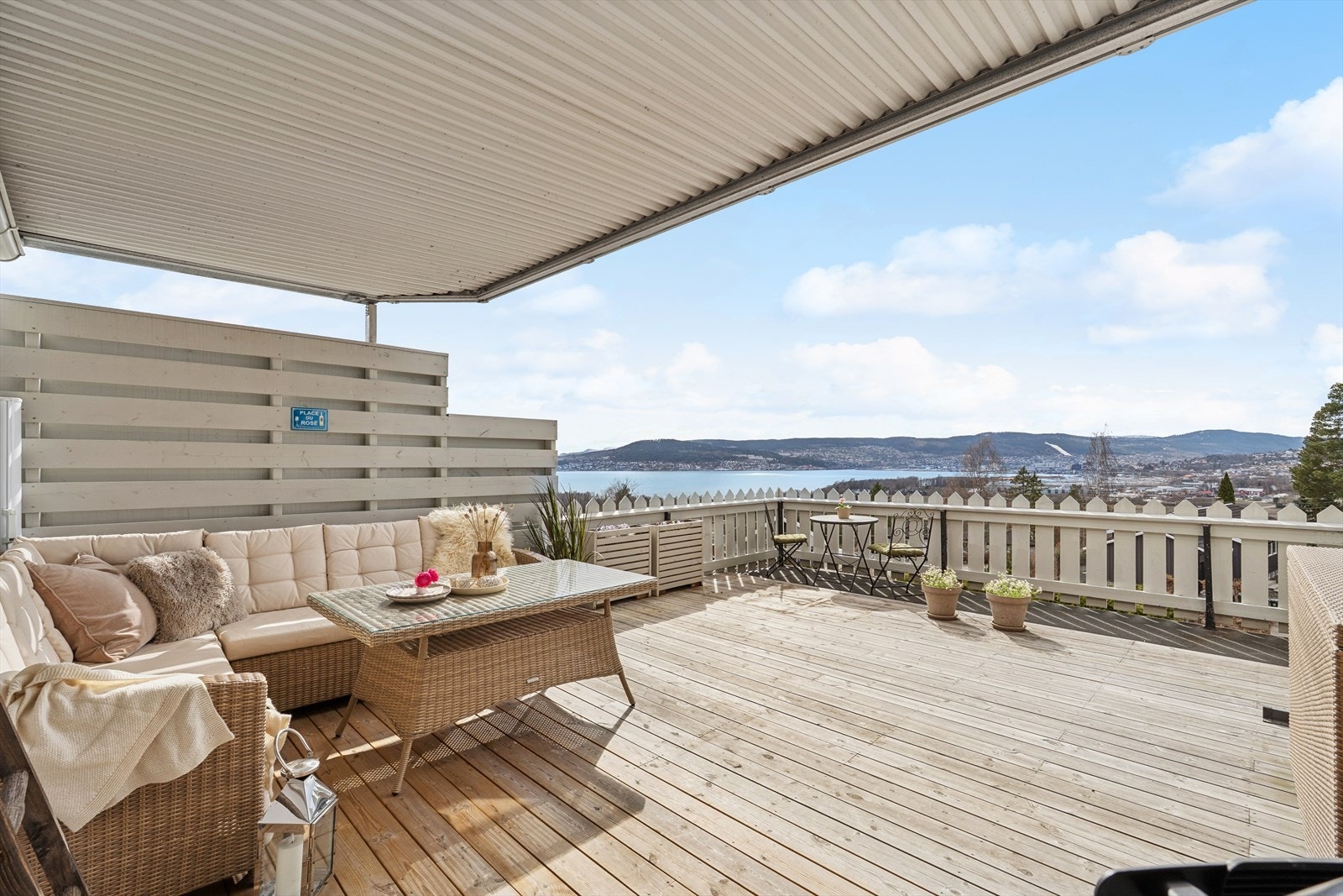 Svært romslig terrasse som er delvis overbygget. Galleribilde