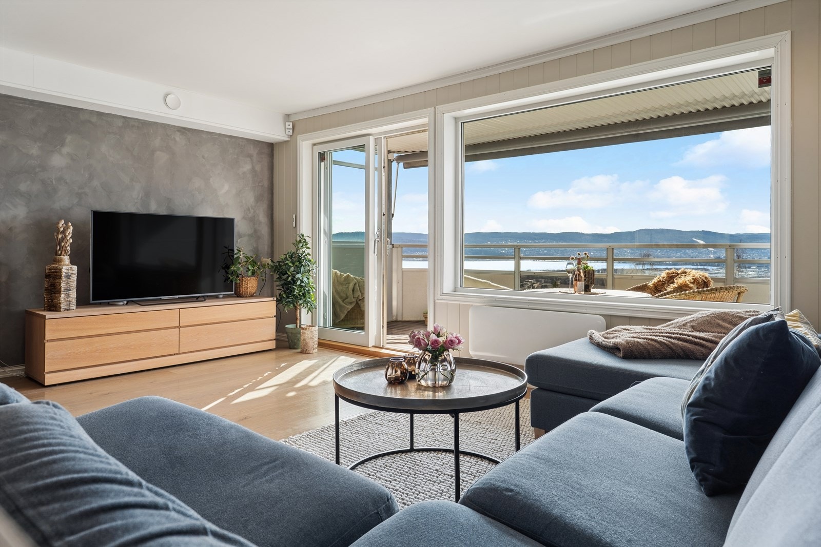 Gode vindusflater sørger for at rommet får godt med naturlig lys. Galleribilde