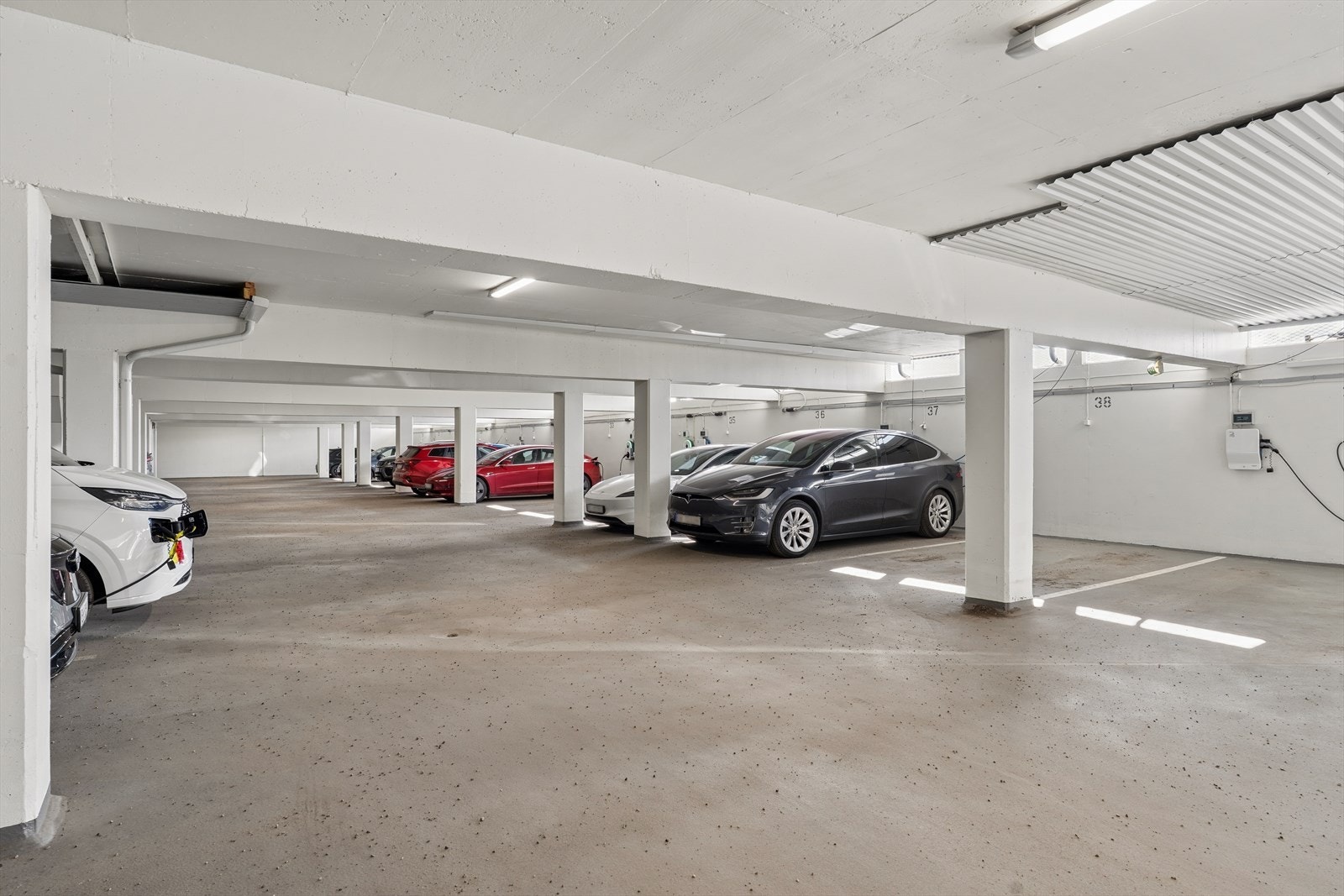 Fast parkeringsplass m/ lader. Galleribilde