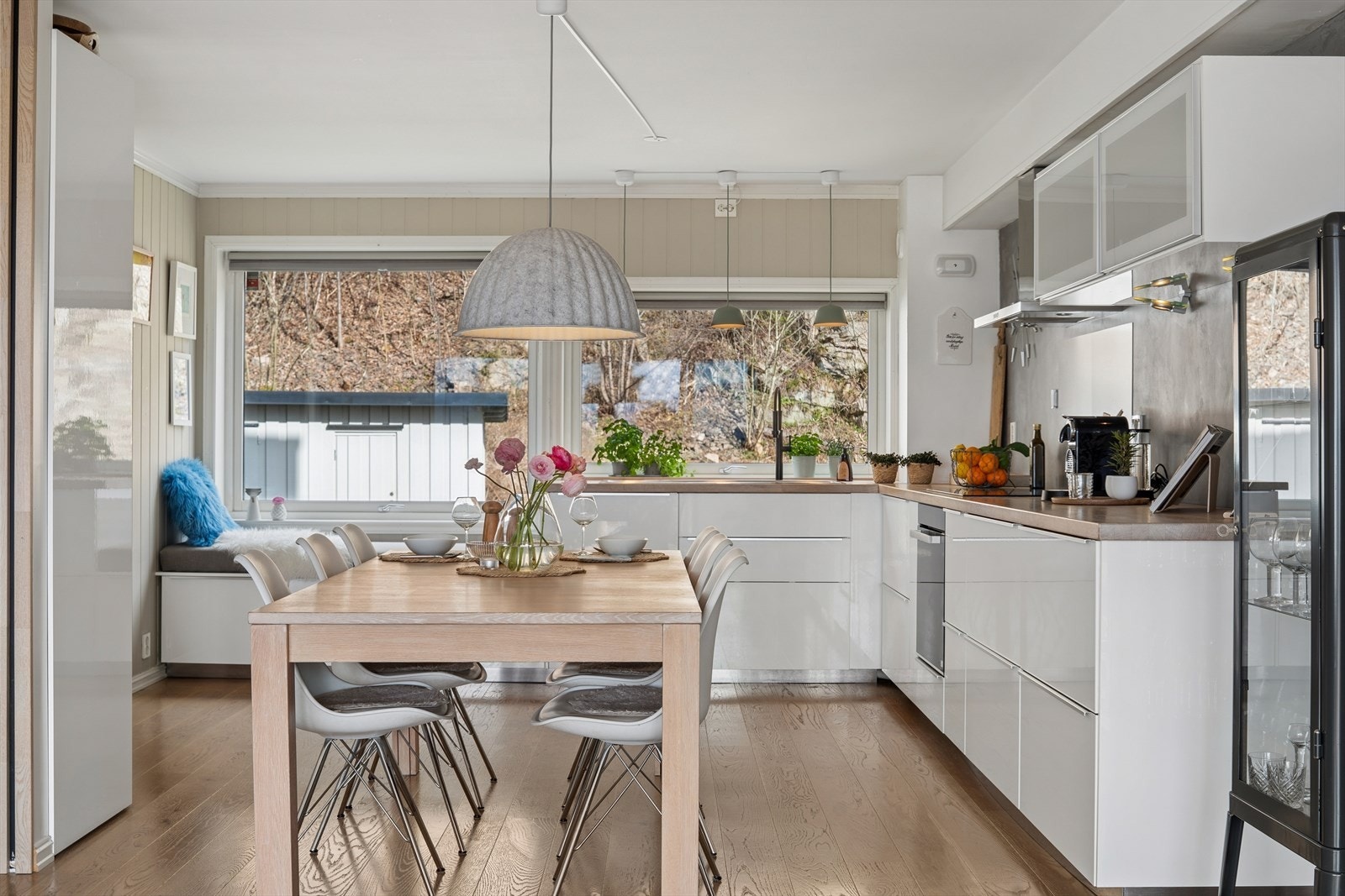 Innredning med slette fronter og benkeplate i solid heltre. Galleribilde