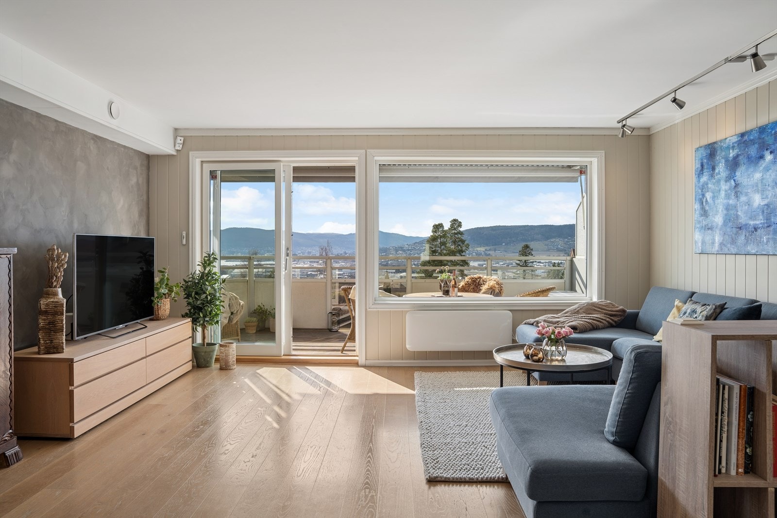 Stuen fremstår som lys og innbydende. Galleribilde