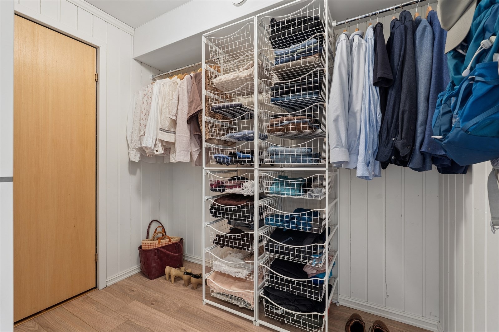 Praktisk innvendig bod/walk-in garderobe. Galleribilde