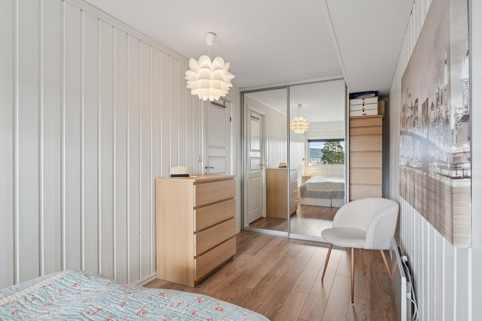 Det ene har god plass for dobbeltseng og en god innebygget skyvedørsgarderobe. Galleribilde