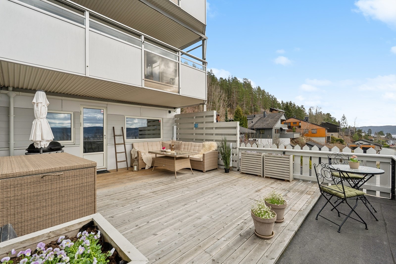 Her er det rikelig av plass for utemøblement, grill og annet en måtte ønske. Galleribilde