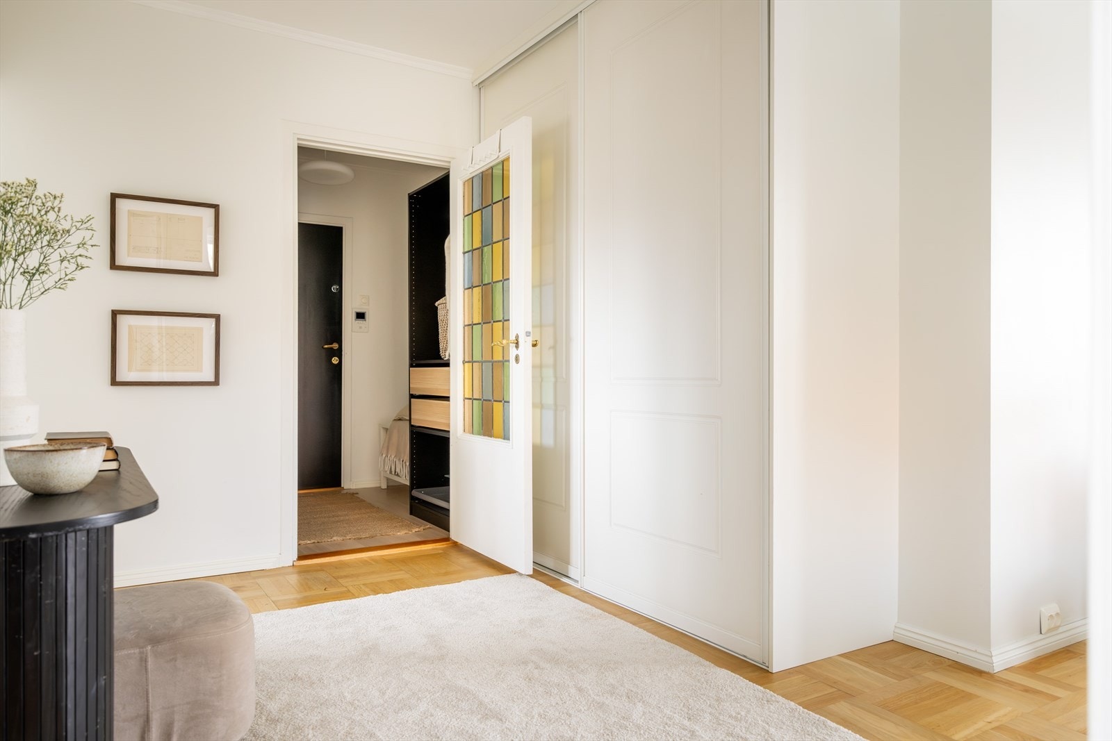 Leiligheten har en lys og åpen entré som skaper et umiddelbart godt førsteinntrykk. I gangen er det meget gode oppbevaringsmuligheter i skyvedørsgarderoben. Galleribilde